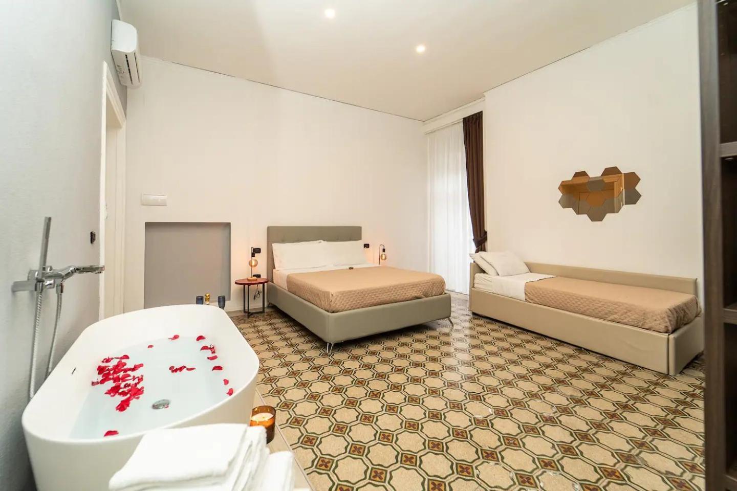 La Piazza Suite 那不勒斯 外观 照片
